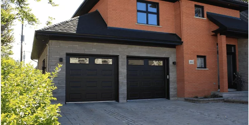 Maison avec porte de garage noir