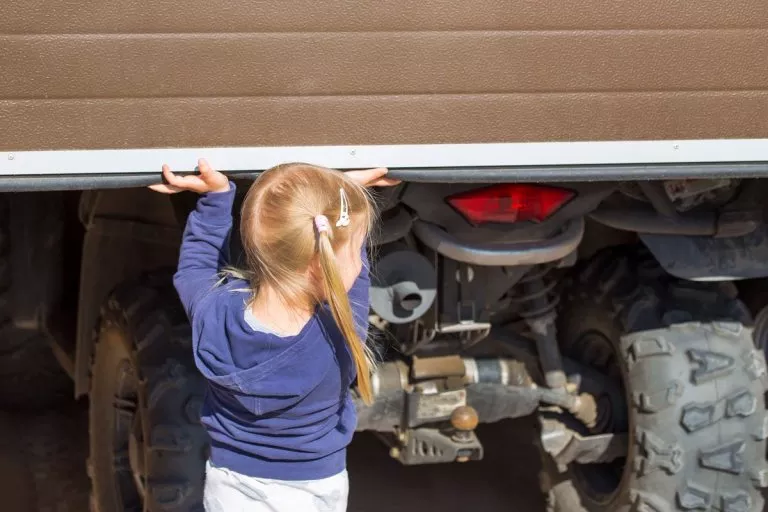 Enfant sous une porte de garage