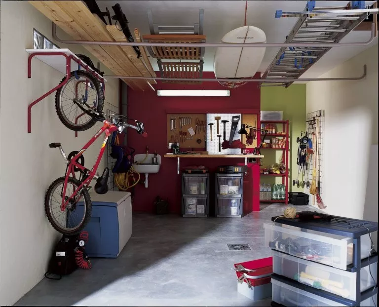 Intérieur d'un garage bien rangé