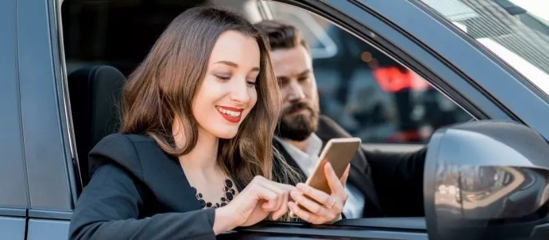 Une personne avec son téléphone intelligent