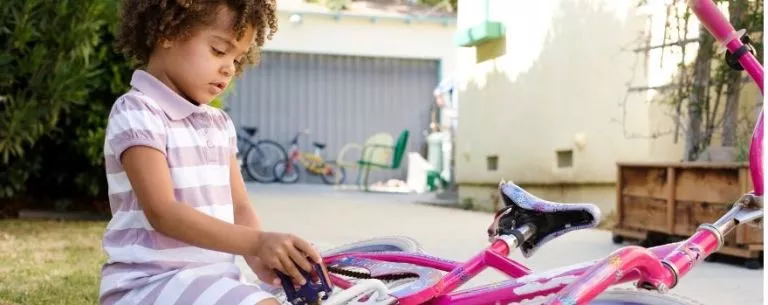 Enfant avec son velo