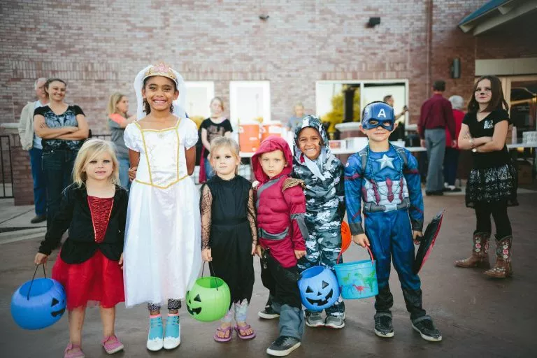 Enfants dégisés pour l'Halloween