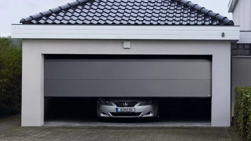 Porte de garage avec une voiture à l'intérieur