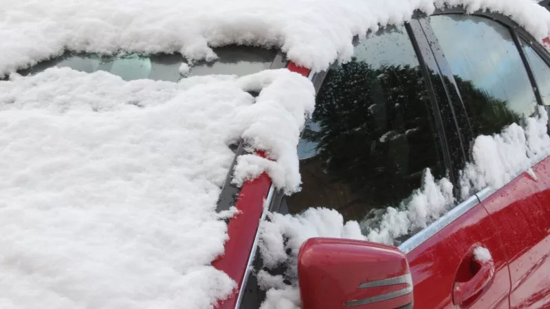 Voiture avec de la neige dessus