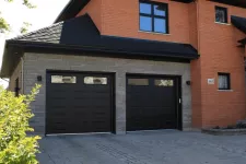 Maison avec porte de garage noir