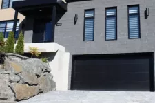 Maison avec porte de garage noir