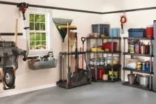 Intérieur d'un garage bien rangé