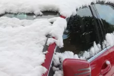 Voiture avec de la neige dessus