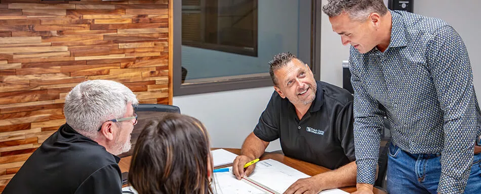 Experts Exitech analysant des plans d'un édifice institutionnel à Gatineau pour des portes coupe-feu, partitions de toilette et portes grillagées