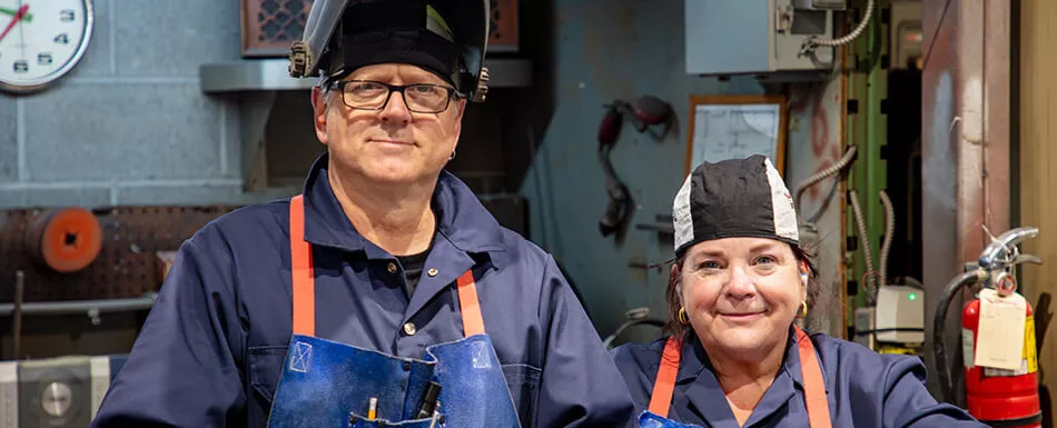 Les experts soudeurs Exitech qui fabriquent les ressorts et les rails de vos portes de garage dans notre atelier de réparation et fabrication à Gatineau